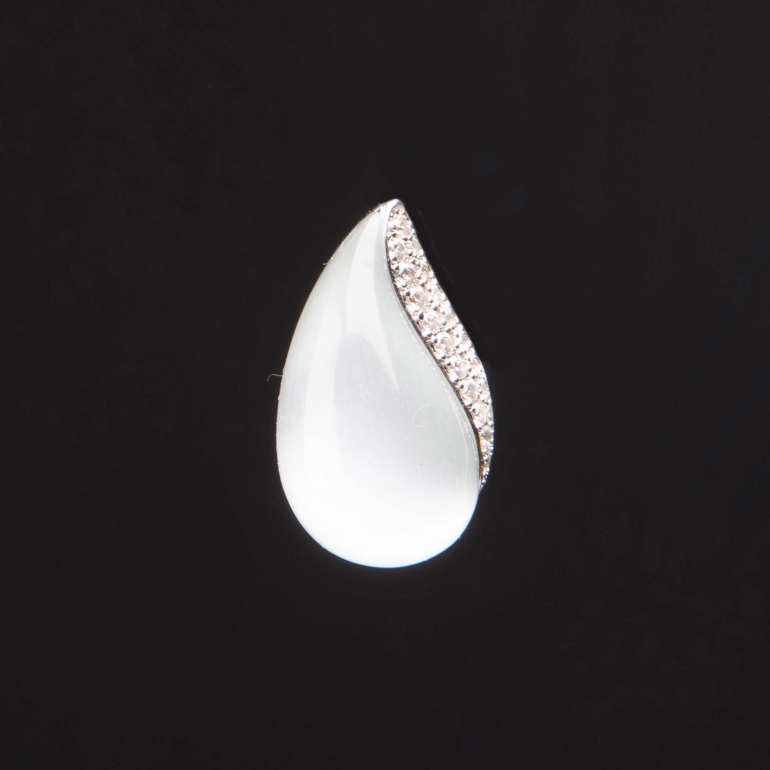 Chic Ad Hoc Orecchini clip goccia cristallo grigio
