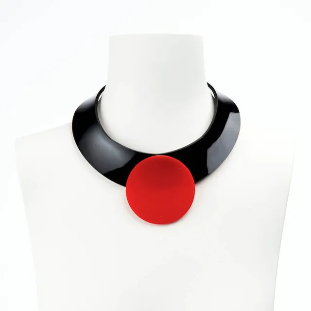 Chic Ad Hoc Cleopatra collana girocollo plexiglass nero rosso