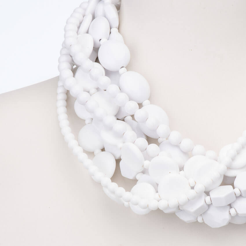 Chic Ad Hoc Collana estate resina bianca forme miste