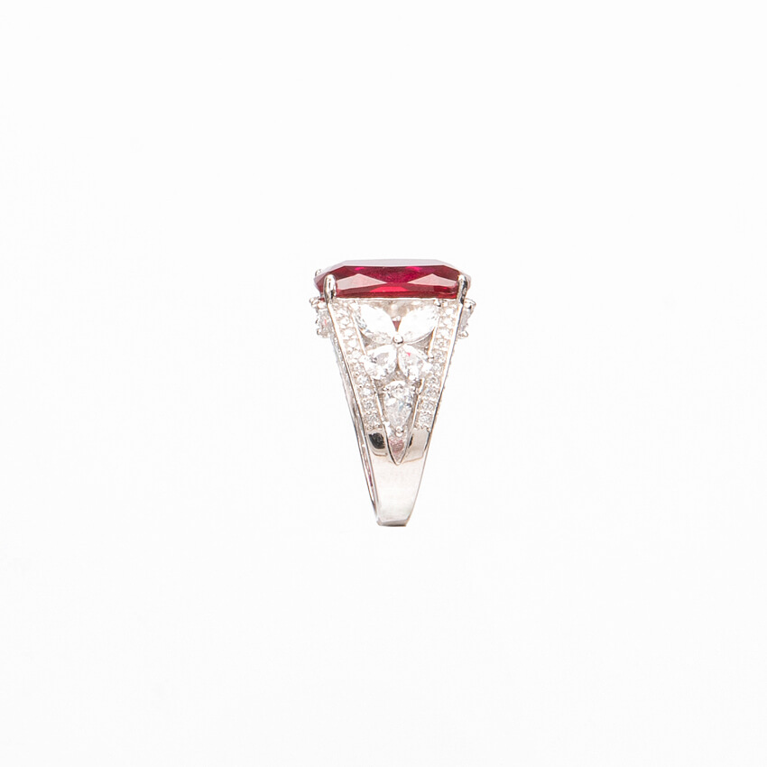 Chic Ad Hoc Anello pietra rubino e zirconi marquise