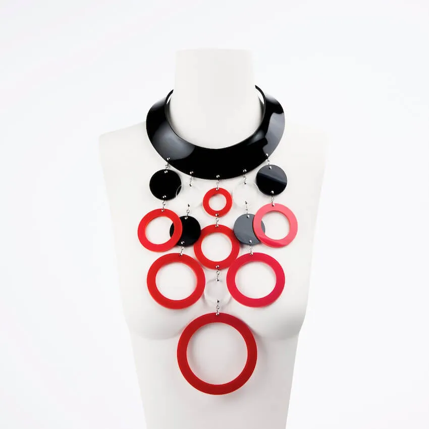 Chic Ad Hoc Cleopatra girocollo plexiglass anelli nero rosso