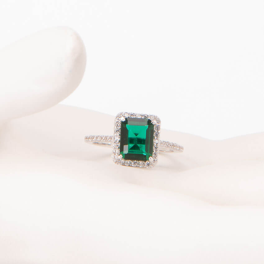Chic Ad Hoc Anello solitario verde smeraldo pietra centrale