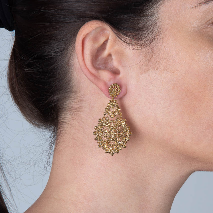 Chic Ad Hoc Orecchini pendenti ricamo cristalli oro