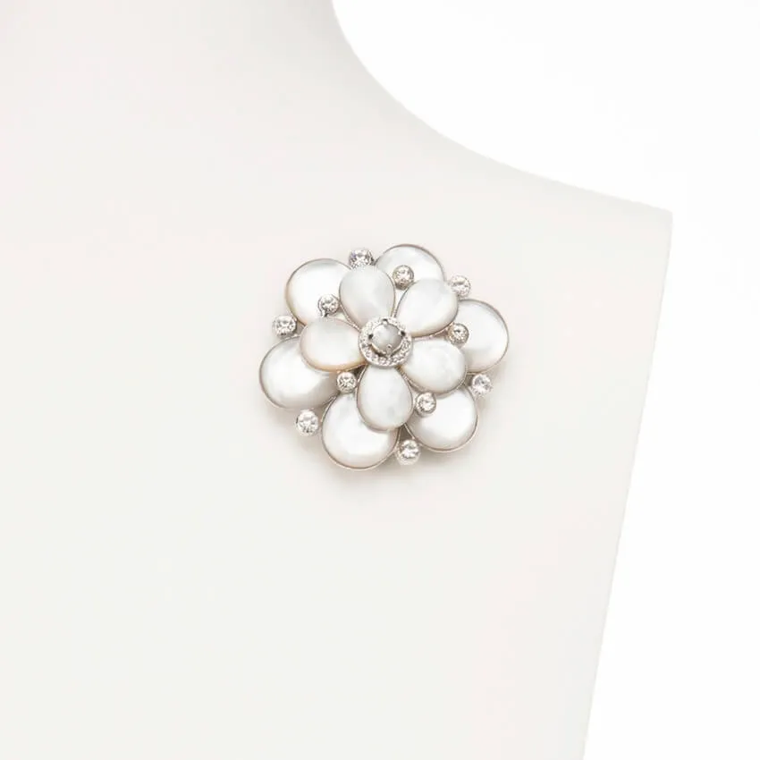 Chic Ad Hoc Spilla fiore camelia argento madreperla