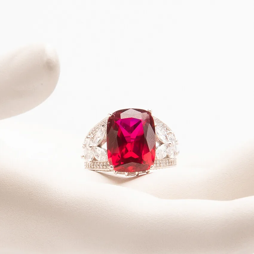 Chic Ad Hoc Anello pietra rubino e zirconi marquise