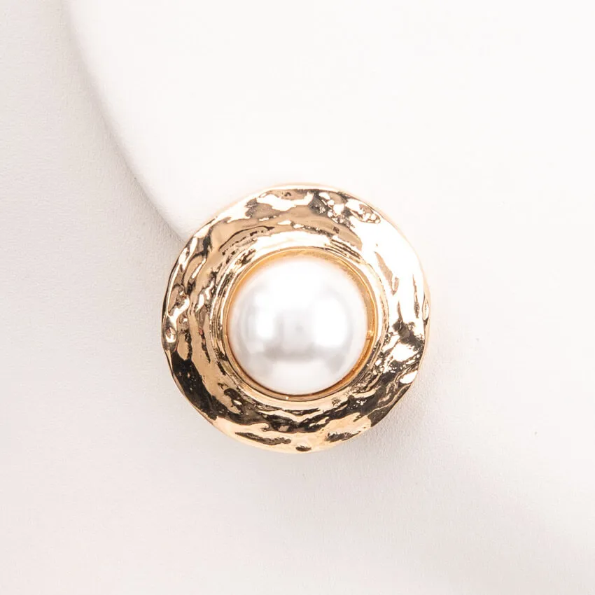 Chic Ad Hoc Orecchini clip perla cornice oro martellata