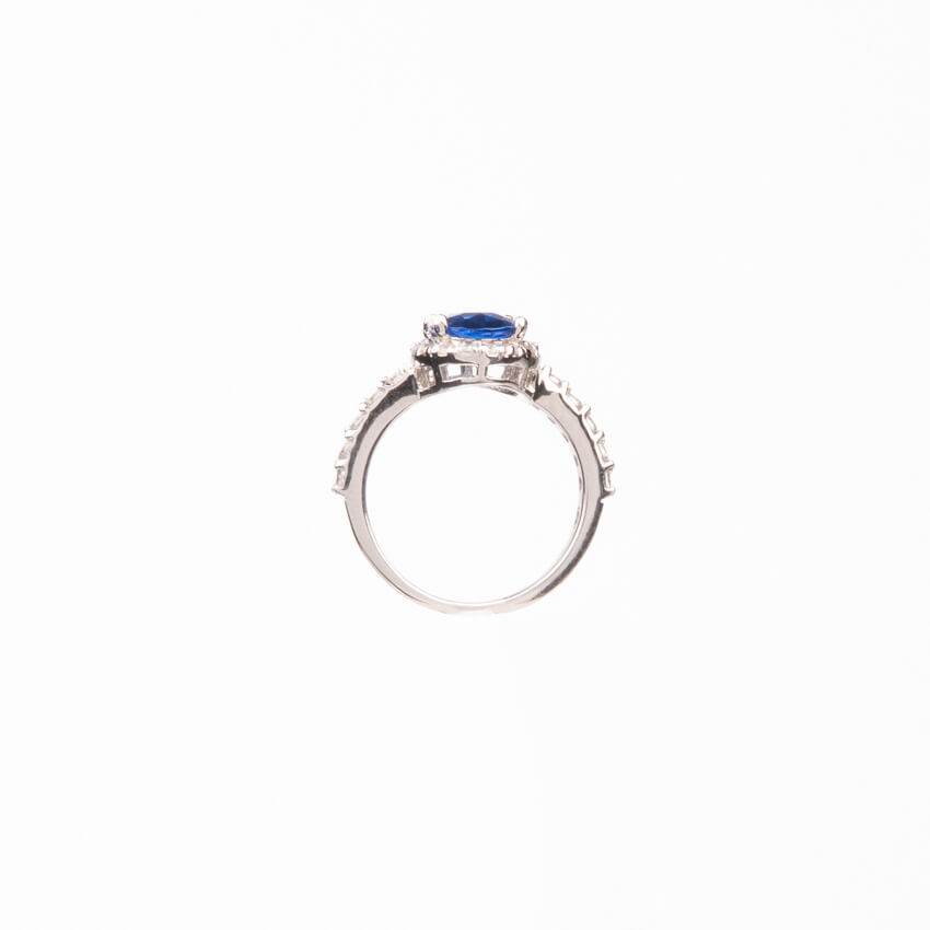 Chic Ad Hoc Anello ovale blu zaffiro centrale