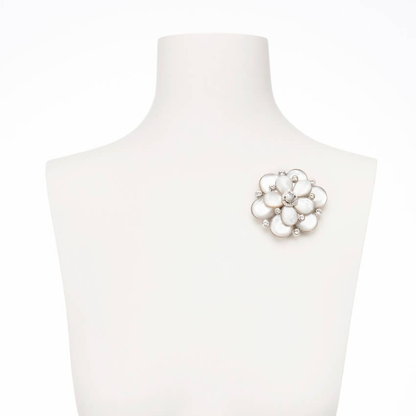 Chic Ad Hoc Spilla fiore camelia argento madreperla