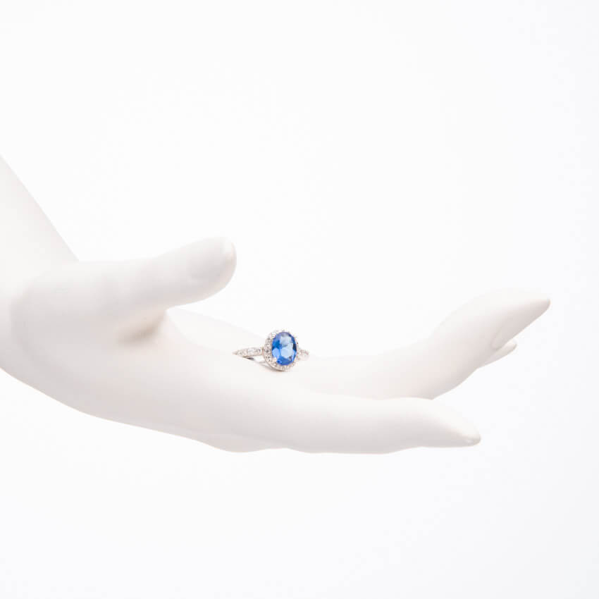Chic Ad Hoc Anello ovale blu zaffiro centrale
