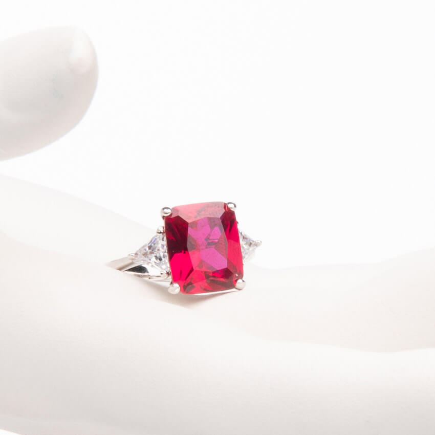 Chic Ad Hoc Anello argento pietra rettangolare rosso rubino
