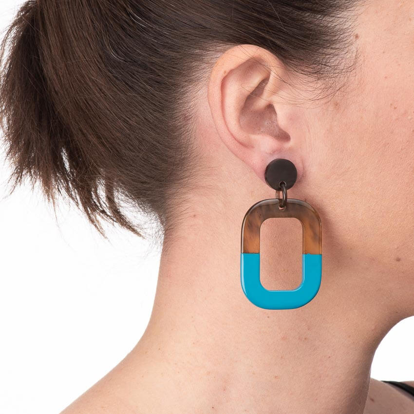 Chic Ad Hoc Orecchini perno corno smalto azzurro moderni