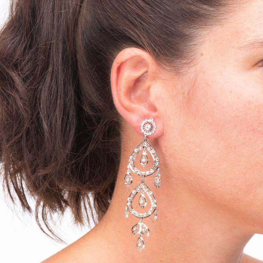Chic Ad Hoc Orecchini Pendenti Lunghi Ricamo Argento