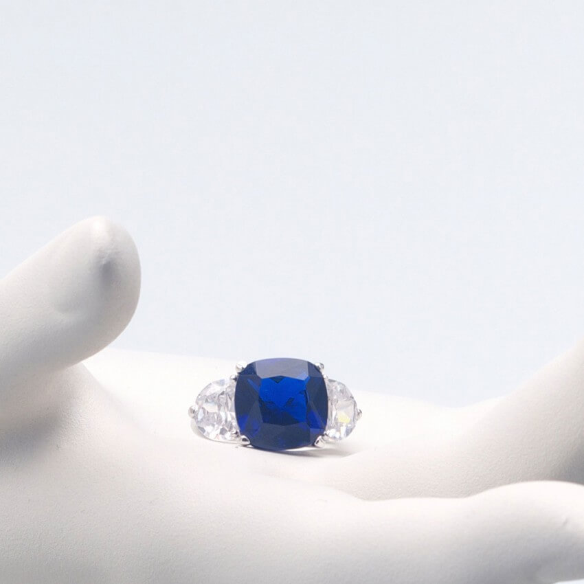 Chic Ad Hoc Anello solitario blu zaffiro taglio cuscino