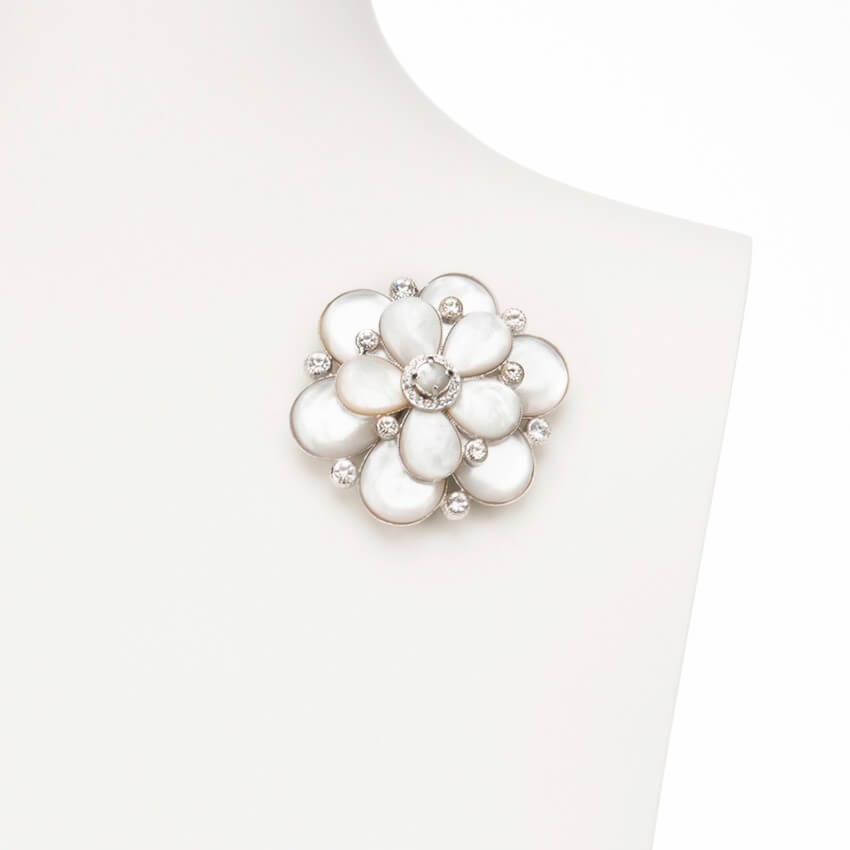 Chic Ad Hoc Spilla fiore camelia argento madreperla