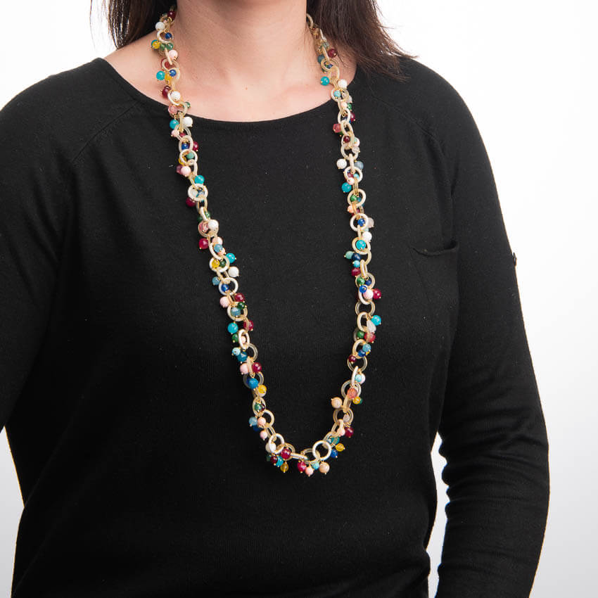Chic Ad Hoc Collana lunga cerchi corno pietre dure multicolor