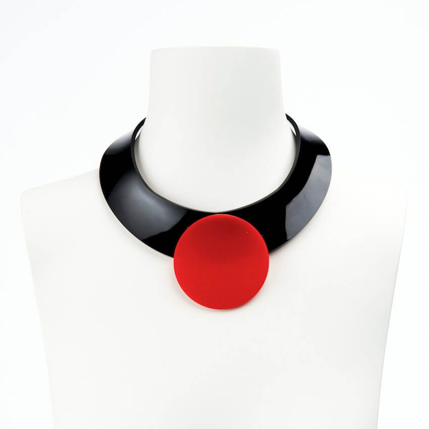 Chic Ad Hoc Cleopatra collana girocollo plexiglass nero rosso