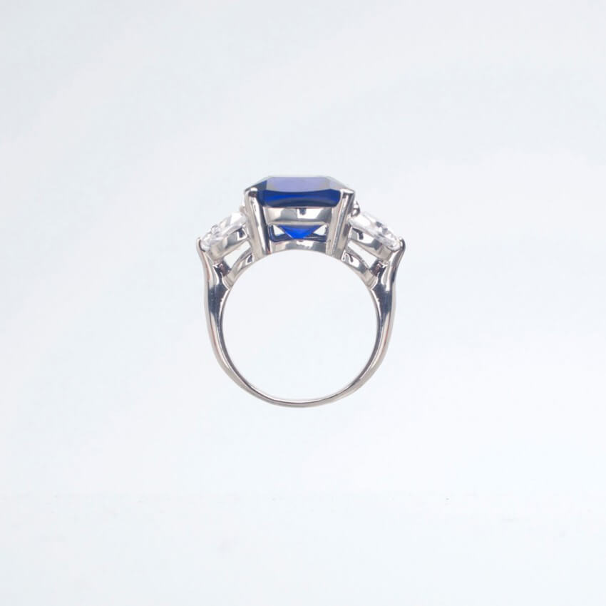 Chic Ad Hoc Anello solitario blu zaffiro taglio cuscino