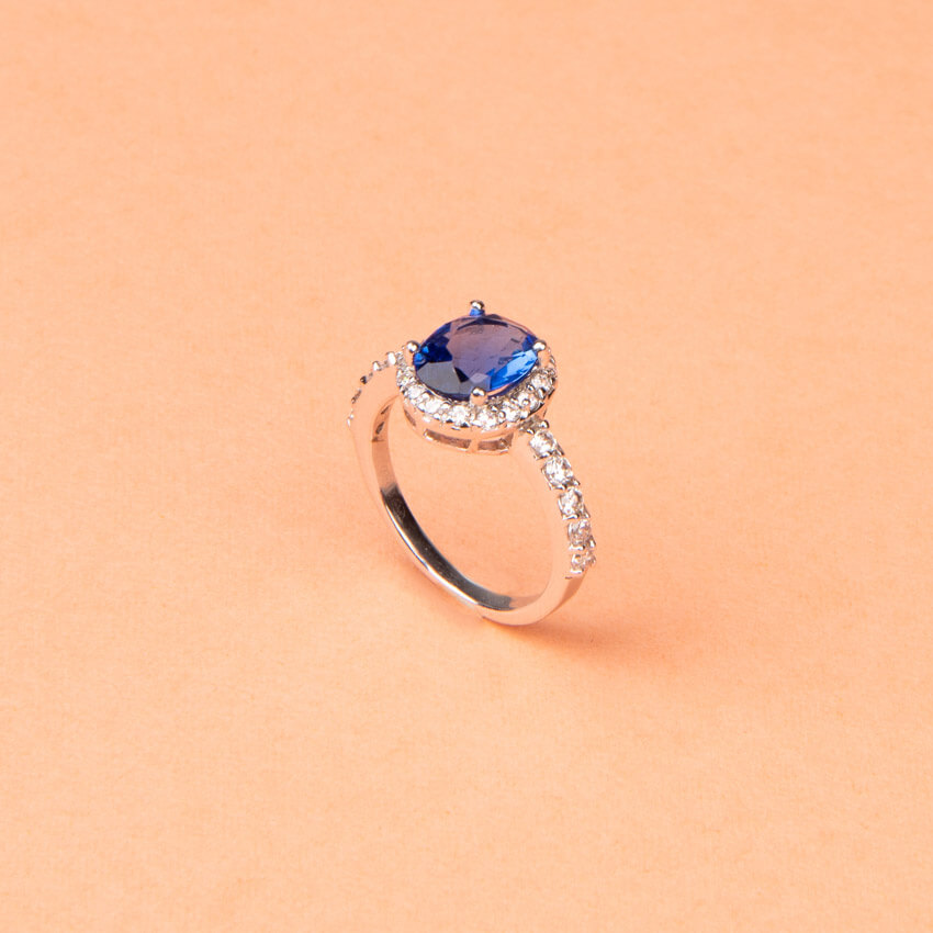Chic Ad Hoc Anello ovale blu zaffiro centrale