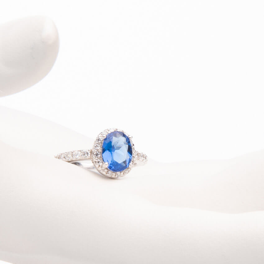 Chic Ad Hoc Anello ovale blu zaffiro centrale
