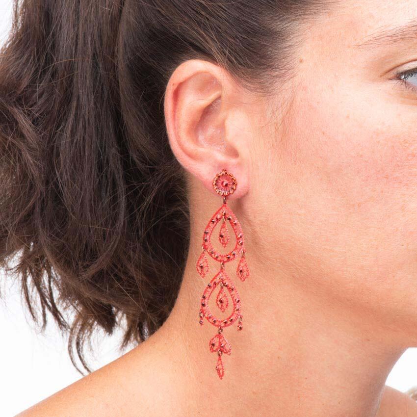 Chic Ad Hoc Orecchini Pendenti Lunghi Ricamo Rosso