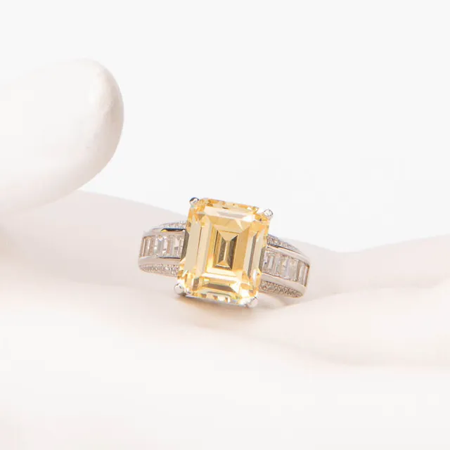 Chic Ad Hoc Anello cocktail giallo canary taglio smeraldo