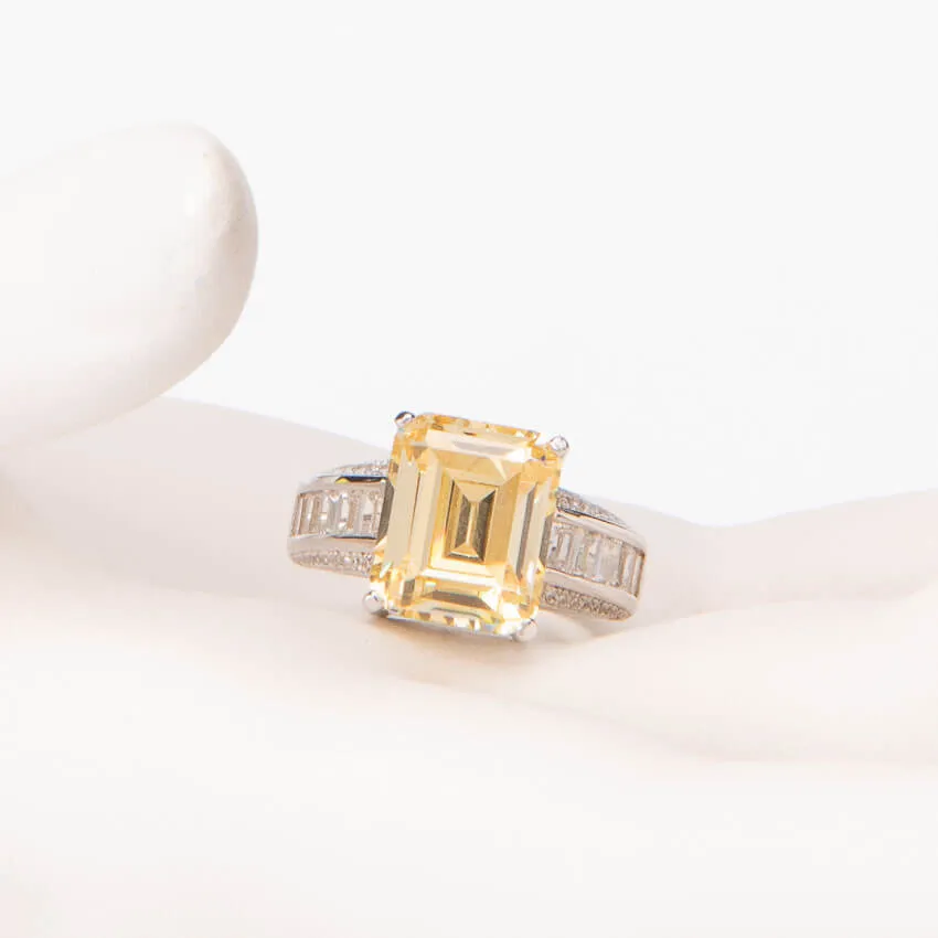 Chic Ad Hoc Anello cocktail giallo canary taglio smeraldo