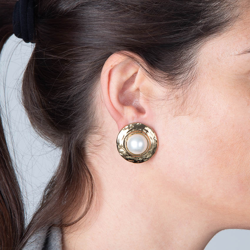 Chic Ad Hoc Orecchini clip perla cornice oro martellata